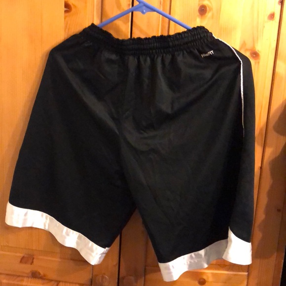 Nike black white shorts size XL has drawstrings - Picture 2 of 2